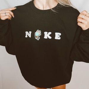 Black oversized nike crewneck + butterfly 🦋